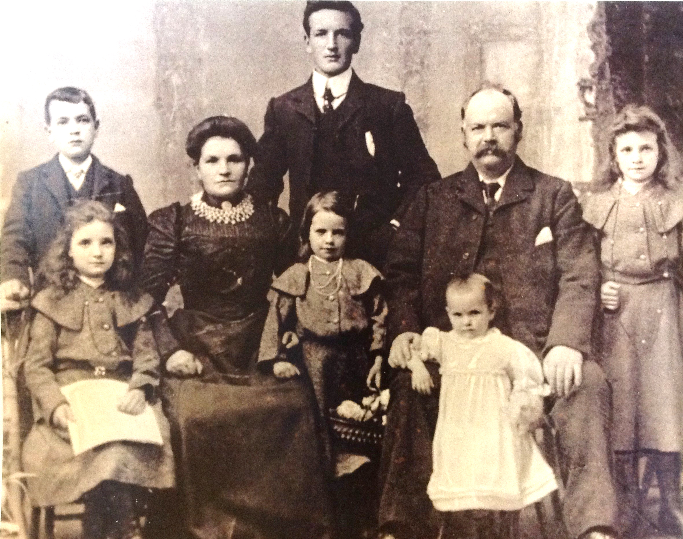 Photo of photos/William McLennan 1959-1918 fam portrait